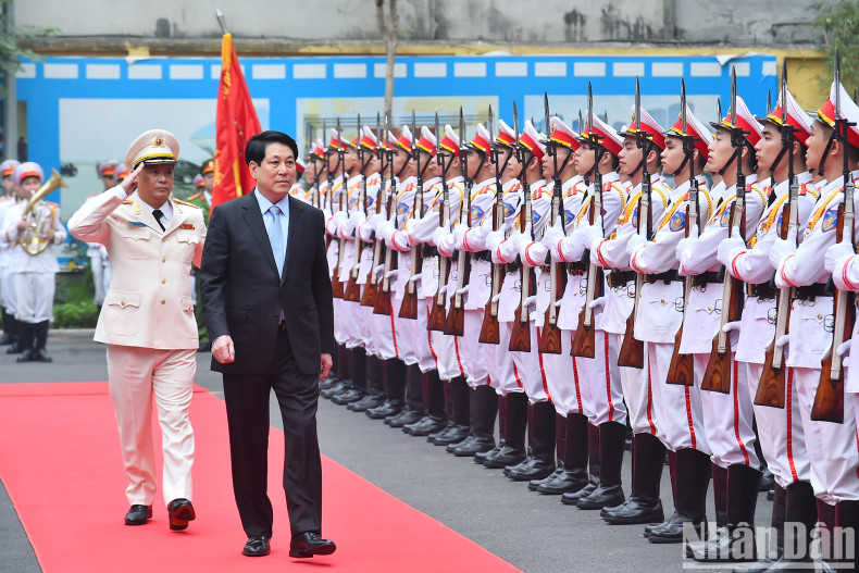 国家主席梁强走访警卫司令部。