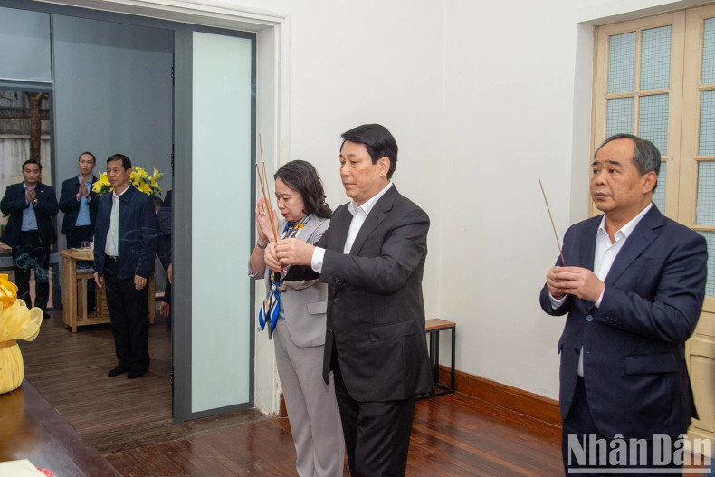 国家主席梁强，国家副主席武氏映春，国家主席办公厅主任黎青海上香缅怀已故总书记阮富仲。