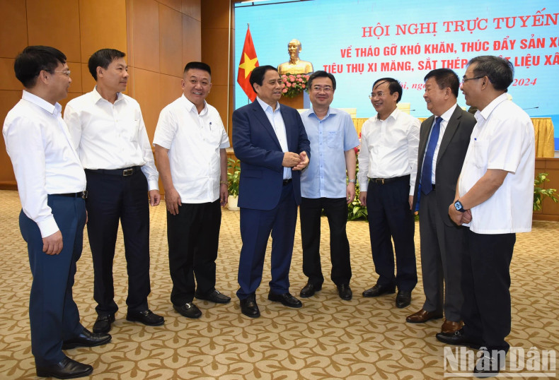 范明正总理和各位代表。 范明正总理和各位代表。