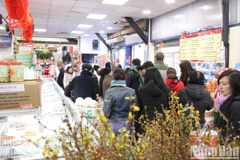 青平Jeune超市的热闹气氛。