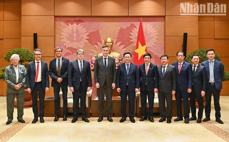 越南国会主席王廷惠、欧洲议会外交事务委员会主席大卫·麦卡利斯特和各位代表合影。 越南国会主席王廷惠、欧洲议会外交事务委员会主席大卫·麦卡利斯特和各位代表合影。