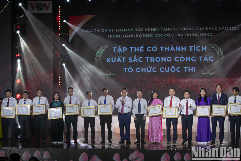 在比赛举办工作中取得优秀成绩的集体荣获奖项。 在比赛举办工作中取得优秀成绩的集体荣获奖项。