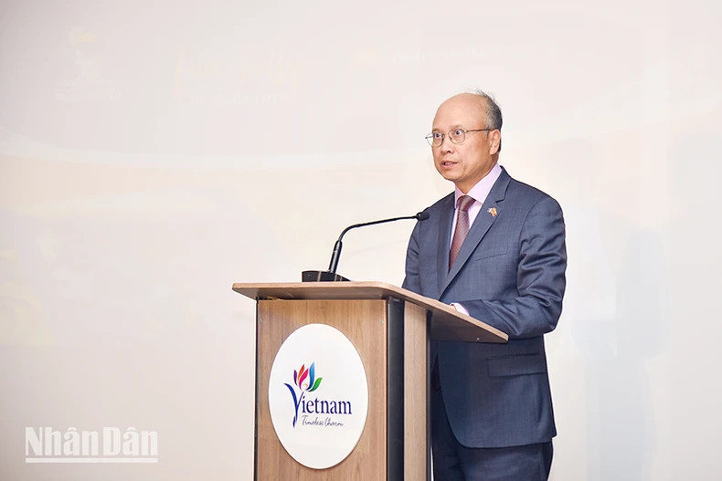 越南驻法国大使丁全胜发表讲话。 越南驻法国大使丁全胜发表讲话。