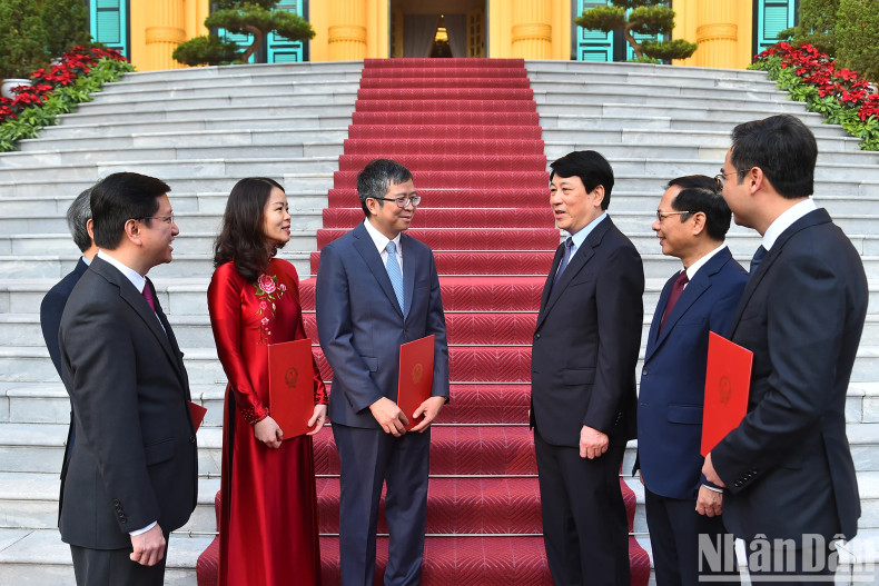 国家主席梁,政府副总理兼外交部长裴青山和各位代表。 国家主席梁,政府副总理兼外交部长裴青山和各位代表。