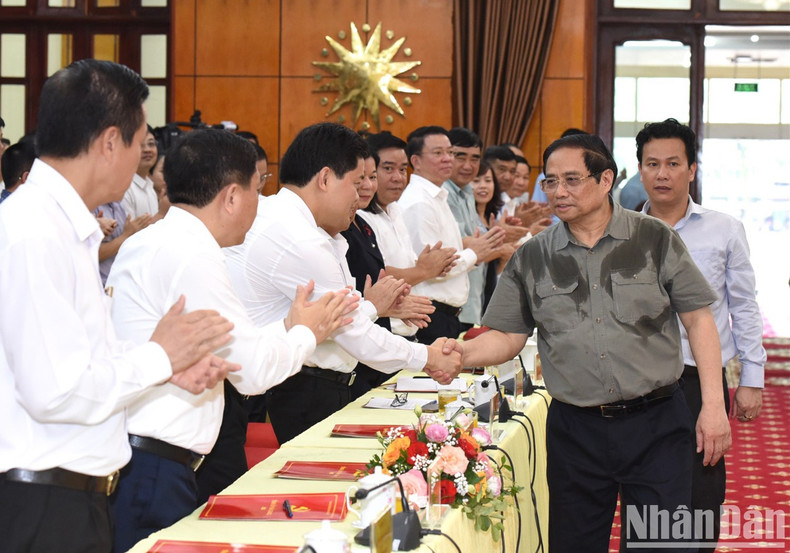 越南政府总理范明正和河江省主要领导。