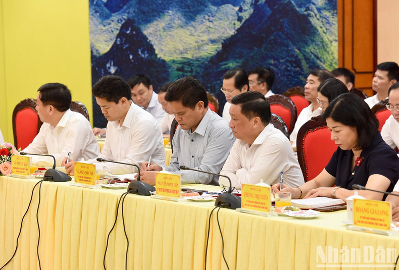 河江省领导代表与会。