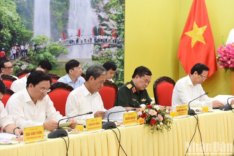 政府各部门、部委、行业领导与会。