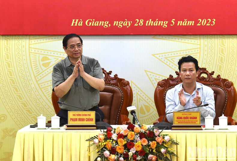 范明正总理主持会议。