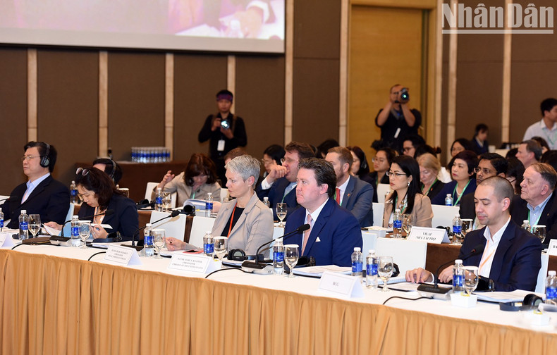 出席论坛的各位代表。 出席论坛的各位代表。