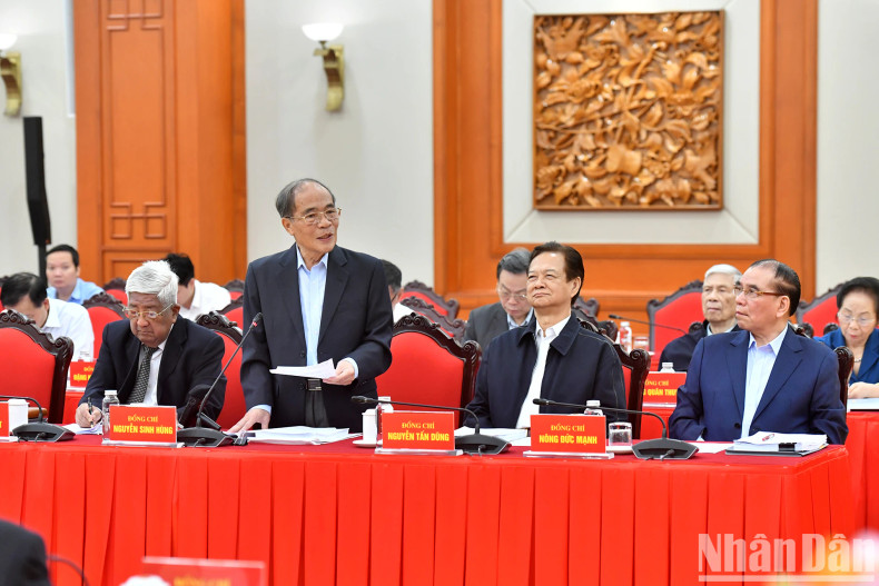 前越南国会主席阮生雄发表讲话。 前越南国会主席阮生雄发表讲话。