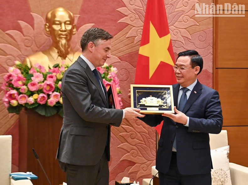 越南国会主席王廷惠向欧洲议会外交事务委员会主席大卫·麦卡利斯特赠送纪念品。 越南国会主席王廷惠向欧洲议会外交事务委员会主席大卫·麦卡利斯特赠送纪念品。