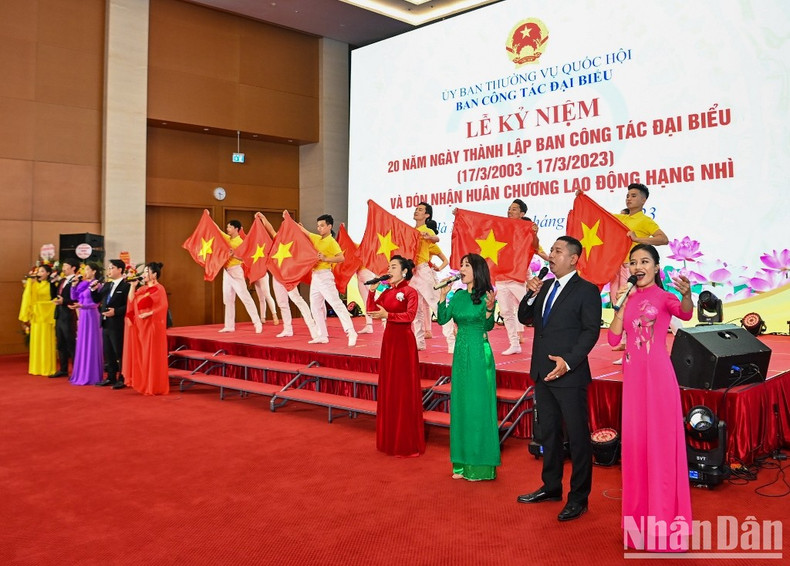庆祝越南国会代表工作委员会成立20周年的文艺节目。