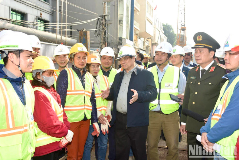 范明正总理视察呠-河内站城铁建设投资项目S12车站施工现场。 范明正总理视察呠-河内站城铁建设投资项目S12车站施工现场。