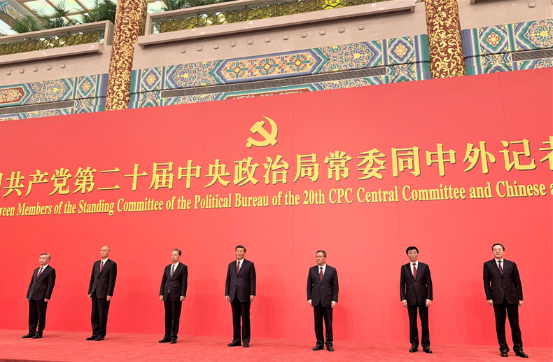 中共二十届中央政治局常委亮相。(杜有兴 摄) 中共二十届中央政治局常委亮相。(杜有兴 摄)