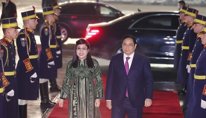 越南政府总理范明正和夫人在亨利·科安达国际机场。