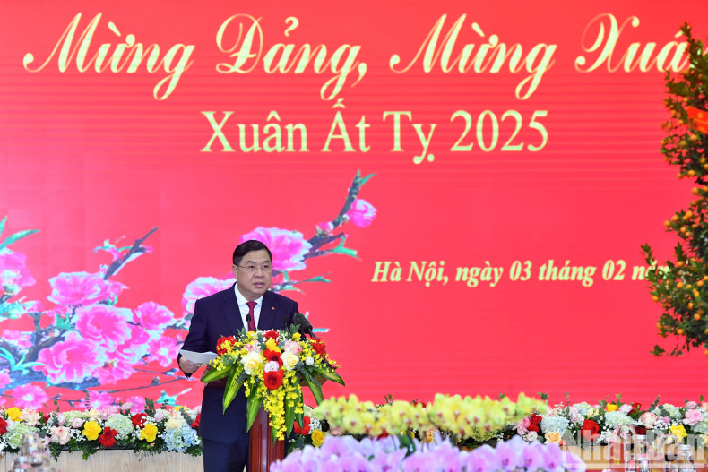 中央办公厅副主任范家肃发表讲话。