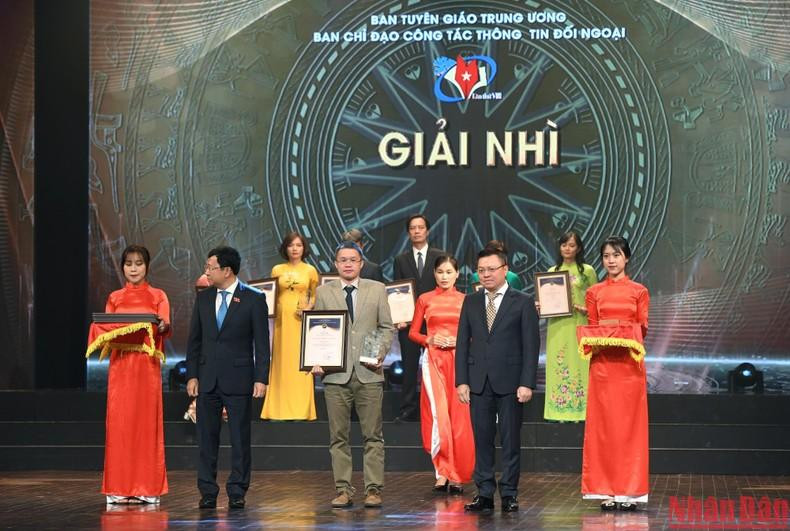 越南《人民报》社总编辑黎国明和越南国会对外委员会主任武海河颁发二等奖。 越南《人民报》社总编辑黎国明和越南国会对外委员会主任武海河颁发二等奖。