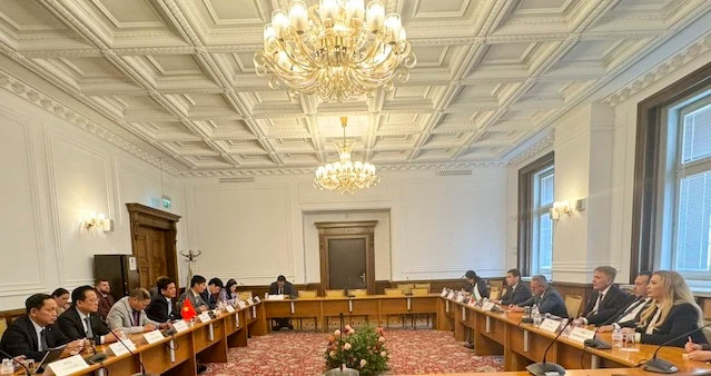 越南工贸部部长阮鸿延同保加利亚争取权利和自由运动党主席德利安·斯拉夫切夫·佩耶夫斯基举行工作会议。 越南工贸部部长阮鸿延同保加利亚争取权利和自由运动党主席德利安·斯拉夫切夫·佩耶夫斯基举行工作会议。