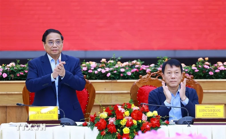 范明正总理主持会议。 范明正总理主持会议。