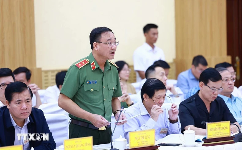 公安部副部长范世松中将汇报西原地区的安全秩序情况。 公安部副部长范世松中将汇报西原地区的安全秩序情况。