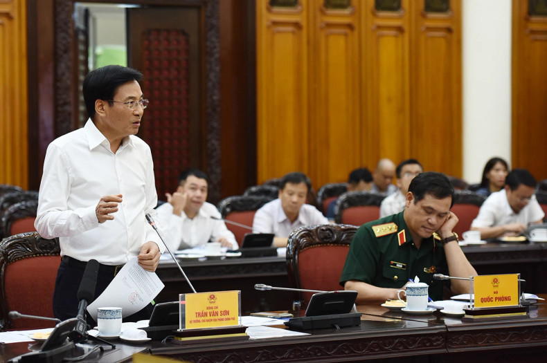 越南政府办公厅主任陈文山发表讲话。