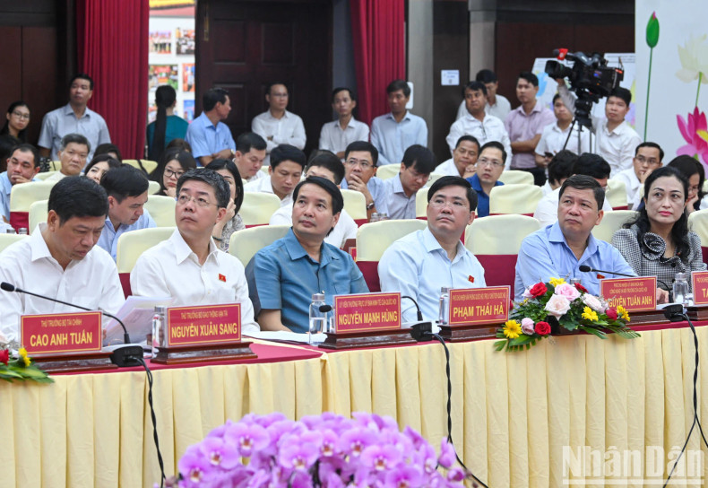 越南国会和各部门、行业领导出席会议。 越南国会和各部门、行业领导出席会议。