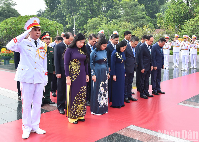 河内市市委、人民委员会、人民议会、越南祖国阵线河内市委员会代表团缅怀英雄烈士。 河内市市委、人民委员会、人民议会、越南祖国阵线河内市委员会代表团缅怀英雄烈士。