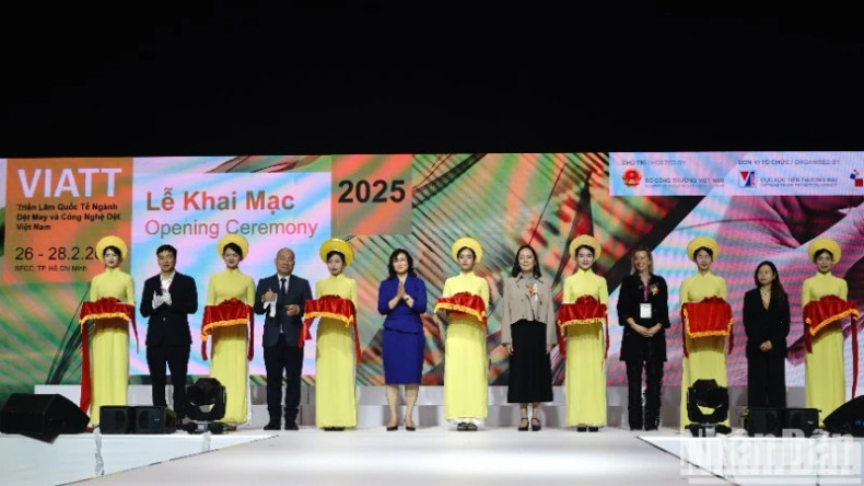 开展仪式。 开展仪式。