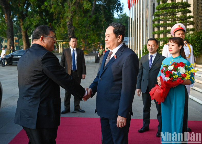 国会主席陈青敏热烈欢迎马来西亚国会下议院议长佐哈里·阿卜杜勒到访。