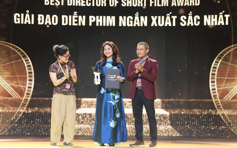 来自尼泊尔的《巴士的轮子》电影导演Surya Shahi荣获奖项。 来自尼泊尔的《巴士的轮子》电影导演Surya Shahi荣获奖项。