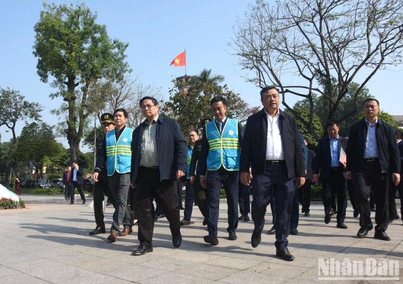 政府总理范明正前往列宁公园,看望正在此地工作的河内城市环境一人有限责任公司(URENCO)工作人员。 政府总理范明正前往列宁公园,看望正在此地工作的河内城市环境一人有限责任公司(URENCO)工作人员。