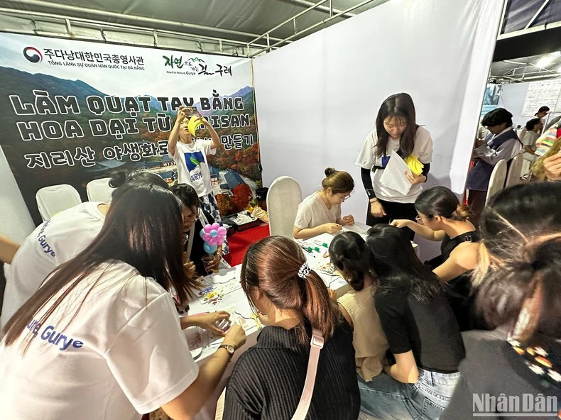 许多年经人参加韩国文化体验活动。 许多年经人参加韩国文化体验活动。