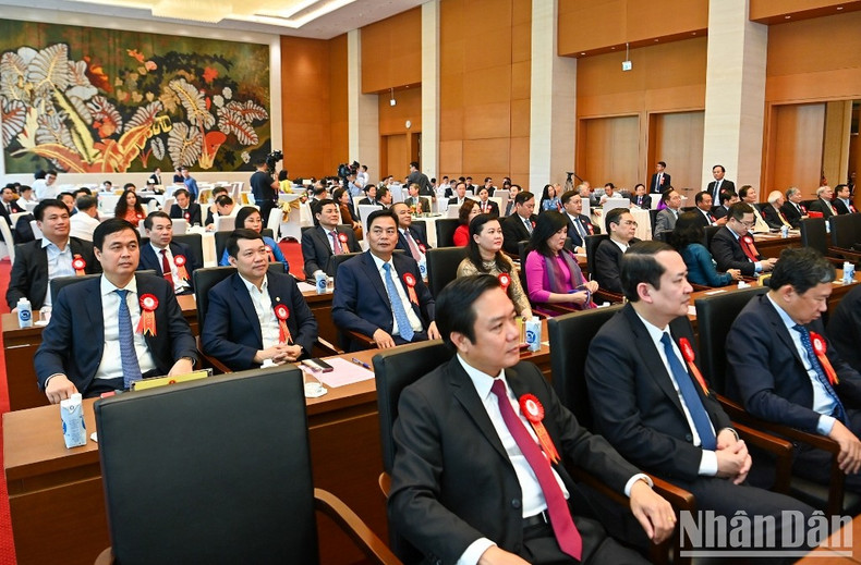 各部门、行业、地方领导出席仪式。