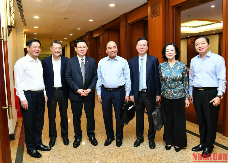 越南国家主席阮春福,国会主席王廷惠,中央书记处常务书记武文赏和与会代表。 越南国家主席阮春福,国会主席王廷惠,中央书记处常务书记武文赏和与会代表。