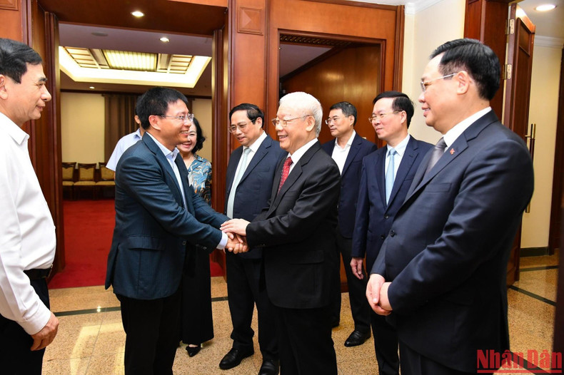 越共中央总书记阮富仲和党、国家领导,与会代表。 越共中央总书记阮富仲和党、国家领导,与会代表。