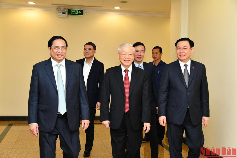 越共中央总书记阮富仲,越南政府总理范明正,国会主席王廷惠出席会议。 越共中央总书记阮富仲,越南政府总理范明正,国会主席王廷惠出席会议。