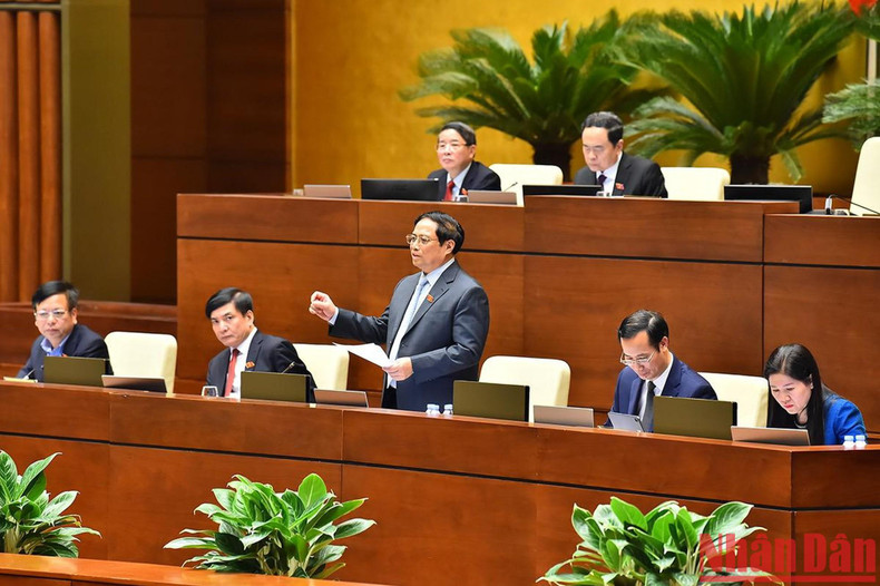 范明正总理回答咨询。