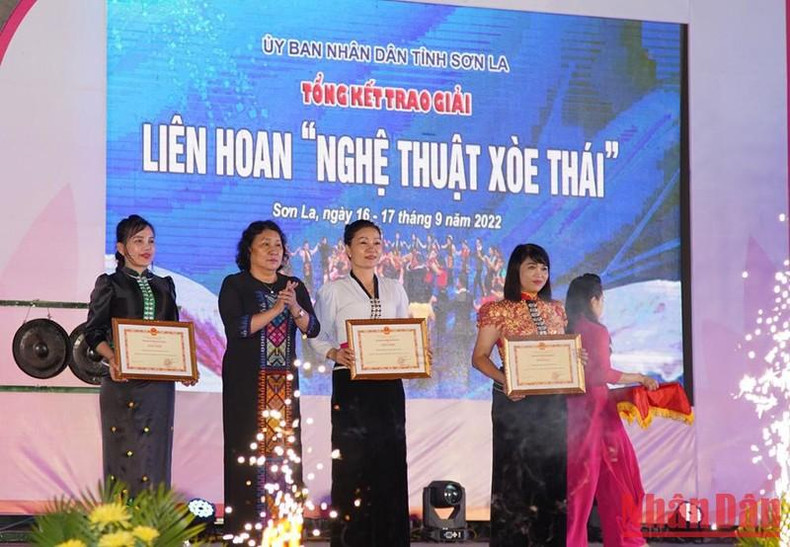 山罗省领导向获奖者颁发奖状。