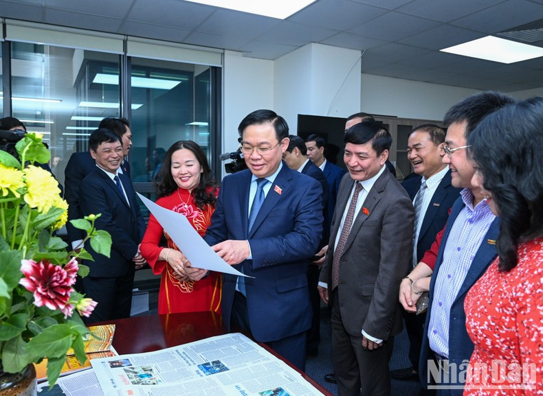 国会主席王廷惠和《人民代表报》社春节期间值班人员。 国会主席王廷惠和《人民代表报》社春节期间值班人员。