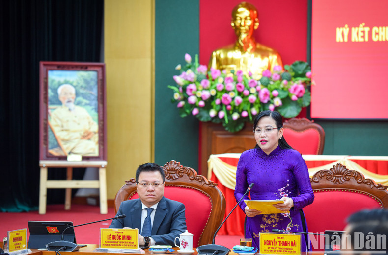 太原省省委书记阮青海在会议上发言。 太原省省委书记阮青海在会议上发言。