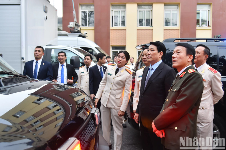 国家主席梁强和公安部部长粱三光检查警卫司令部的设备。