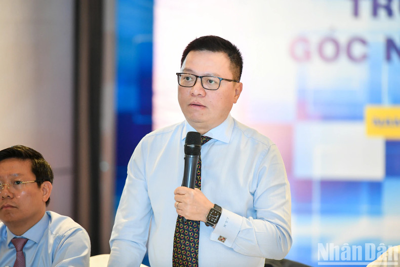 《人民报》社总编辑黎国明在论坛上发表讲话。