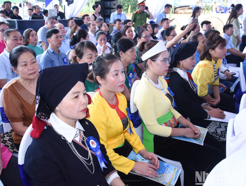 地方人民出席仪式。