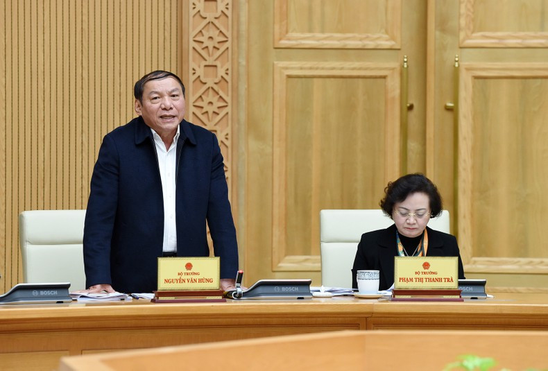 越南文化体育与旅游部部长阮文雄发言。