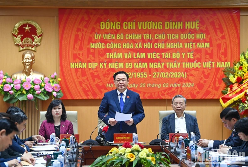 国会主席王廷惠在发表讲话。