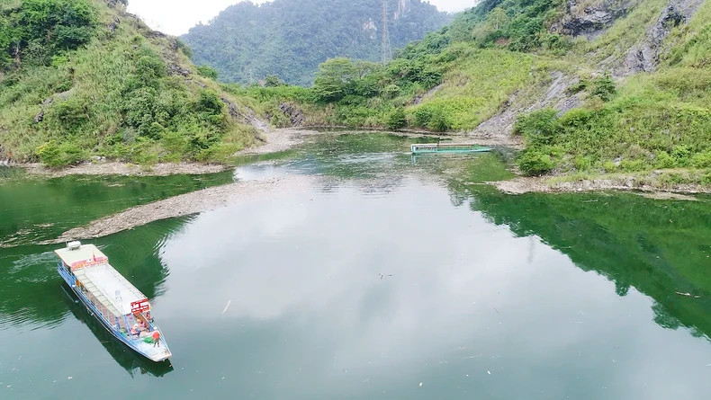 宣光水电公司使用网船收集湖床区域的垃圾。