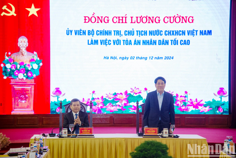 国家主席梁强在会上发表讲话。 国家主席梁强在会上发表讲话。