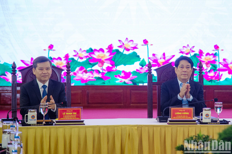 国家主席梁强和最高人民法院院长黎明智出席12月2日上午的会议。 国家主席梁强和最高人民法院院长黎明智出席12月2日上午的会议。