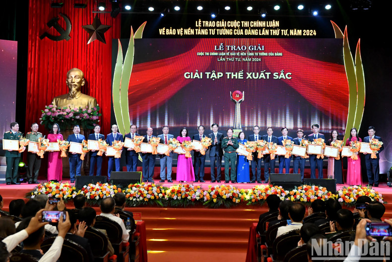 优秀集体奖颁奖仪式。 优秀集体奖颁奖仪式。