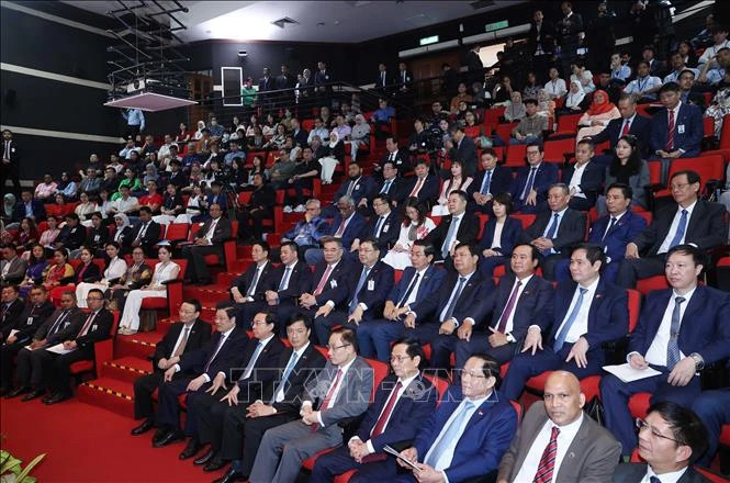 马来西亚国立大学的各位代表和大学生参加活动。(图片来源:越通社) 马来西亚国立大学的各位代表和大学生参加活动。(图片来源:越通社)